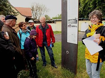 Vorsitzende Iris Wild (rechts) und der ehemalige Vorsitzende des Trägervereins der Synagoge Hansfried Nickel (Zweiter von rechts) bei der Vorstellung der Stelen des Lehrpfades.