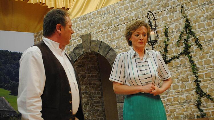 Werner Müller als Wirt Heinrich und Susanne Ankenbrand als frühere Geliebte, haben Sorge, dass frühere geheime Liebesbriefe gefunden werden. Foto: Evelyn Schneider