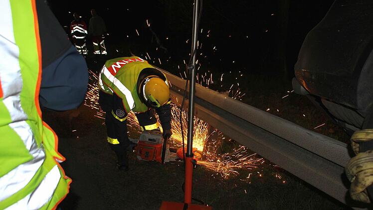 Ein THW-Helfer sägte die Leitplanke mit der benzinbetriebenen Trennflex ab.  Foto: Friedwald Schedel
