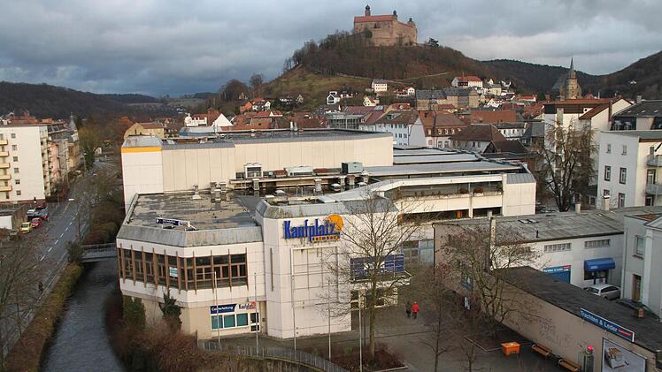 Wenn das massige Gebäude des Kaufplatzes abgebrochen ist, wird sich das gesamte Stadtviertel zwischen Fritz-Hornschuch-Straße, Weißem Main und Holzmarkt verändern. Foto: Stephan Tiroch