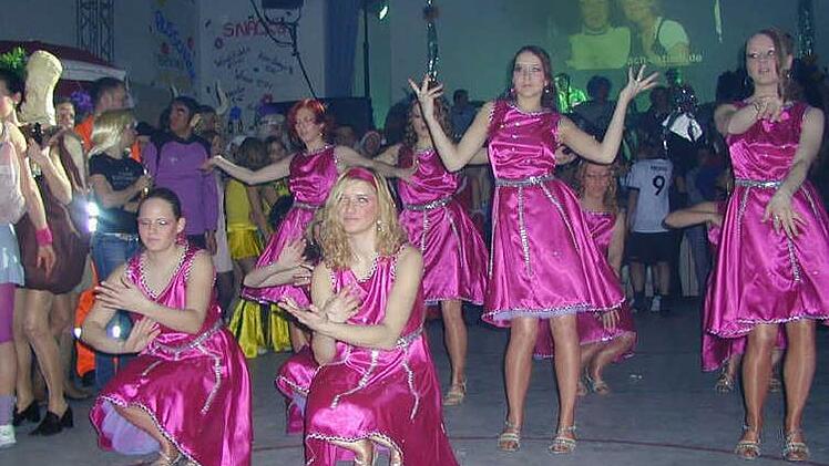 Impressionen vom Blütenfasching in den vergangenen Jahren - hier 2005 der Auftritt der Garde. Foto: Klaus-Peter Wulf