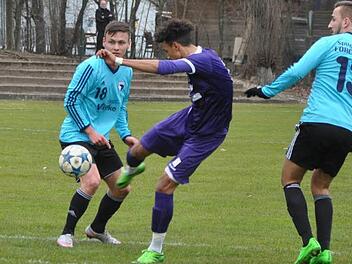 Nicht zur in der Zuschauerrolle sein: Die SpVgg Jahn Forchheim um Tobias Dietrich (l.) gastiert am Samstag in Seligenporten, dem spielstarken Tabellen-Zweiten der Bayernliga.  Foto: Hühnlein