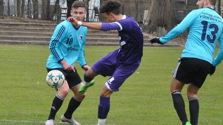 Nicht zur in der Zuschauerrolle sein: Die SpVgg Jahn Forchheim um Tobias Dietrich (l.) gastiert am Samstag in Seligenporten, dem spielstarken Tabellen-Zweiten der Bayernliga.  Foto: Hühnlein