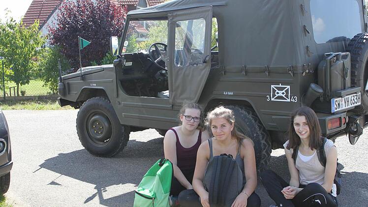 Warten auf die n&auml;chste Herausforderung vor dem Oldtimer-Jeep: Nicole, Jana und Marie (von links) vom Team "Wini Winki".