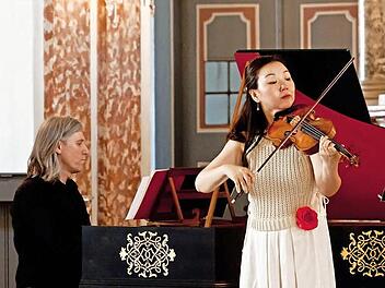 Megumi Ikeda (Violine) und Gary O'Connell gestalten am 18. September den Saison-Auftakt der "Gesellschaft der Musikfreunde". Das Konzert ist zugleich eingebunden in die Reihe "Musica Mauritiana" und findet in der Morizkirche statt.. Foto: Archiv/Jochen Berger