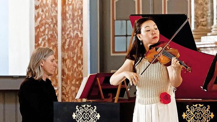 Megumi Ikeda (Violine) und Gary O'Connell gestalten am 18. September den Saison-Auftakt der "Gesellschaft der Musikfreunde". Das Konzert ist zugleich eingebunden in die Reihe "Musica Mauritiana" und findet in der Morizkirche statt.. Foto: Archiv/Jochen Berger
