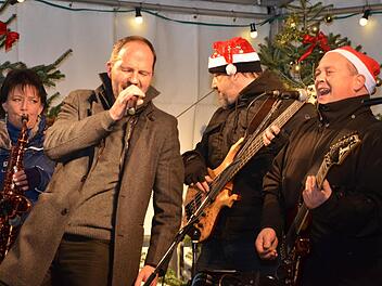 Weihnachtsm&uuml;tzen, aber keine Weihnachtslieder: "Faded Glory" setzte auf einen eher rockigen Abend.  Fotos: Bernhard Panzer