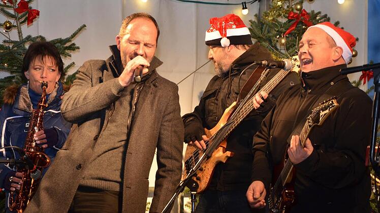 Weihnachtsm&uuml;tzen, aber keine Weihnachtslieder: "Faded Glory" setzte auf einen eher rockigen Abend.  Fotos: Bernhard Panzer