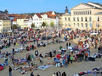 Die Stadt will den Flohmarkt erhalten, aber nicht unnötig Geld drauflegen. Deshalb soll die Veranstaltung 2018 für private Betreiber ausgeschrieben werden. 2017 findet der Flohmarkt noch einmal unter Stadtregie statt - aber der Schlossplatz (Foto) zählt dann nicht mehr zur Flohmarktfläche. Denn die Zahl der Anbieter sinkt kontinuierlich, auch wegen der Konkurrenz auf Supermarktparkplätzen und im Internet. Foto: CT-Archiv