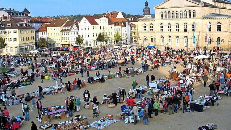 Die Stadt will den Flohmarkt erhalten, aber nicht unnötig Geld drauflegen. Deshalb soll die Veranstaltung 2018 für private Betreiber ausgeschrieben werden. 2017 findet der Flohmarkt noch einmal unter Stadtregie statt - aber der Schlossplatz (Foto) zählt dann nicht mehr zur Flohmarktfläche. Denn die Zahl der Anbieter sinkt kontinuierlich, auch wegen der Konkurrenz auf Supermarktparkplätzen und im Internet. Foto: CT-Archiv