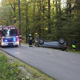 Auf Gegenfahrbahn geraten: Auto überschlägt sich im Kreis Erlangen-Höchstadt