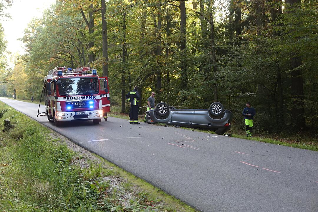 Auf Gegenfahrbahn geraten: Auto überschlägt sich im Kreis Erlangen-Höchstadt