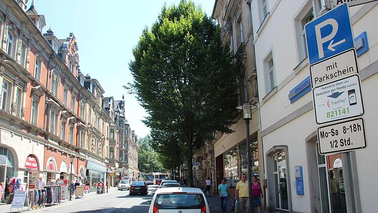 In der Mohrenstraße - und auch in der Webergasse - sollen die Coburger miit der sogenannten "Brötchentaste" künftig 20 Minuten kostenlos parken können. Foto: Oliver Schmidt