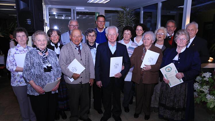 FSV-Hauptvereinsvorsitzender Reinhardt Glauber (hinten Zweiter v. r.) ehrte treue Mitglieder.