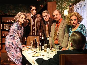 Durchaus bedrohlich: "Schweig, Bub!" am Landestheater Coburg. Henning Rosenbusch