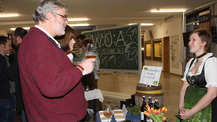 Ausbilder und Interessierte verkosteten gerne die Biere der Nachwuchsbrauer - und waren begeistert. Foto: Sonny Adam