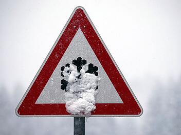 Verkehrsschild Schnee- oder Eisgl&auml;tte