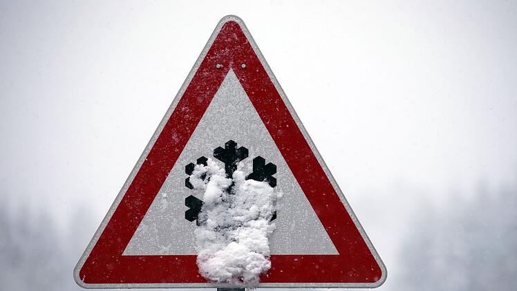 Verkehrsschild Schnee- oder Eisgl&auml;tte