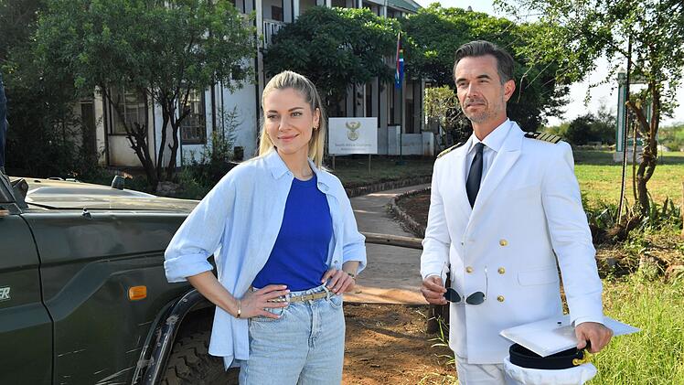 Florian Silbereisen ist ein Kapit&auml;n und Gentleman in einem, wenn es um die &Auml;rztin Sophia Berg (Valentina Pahde) geht.