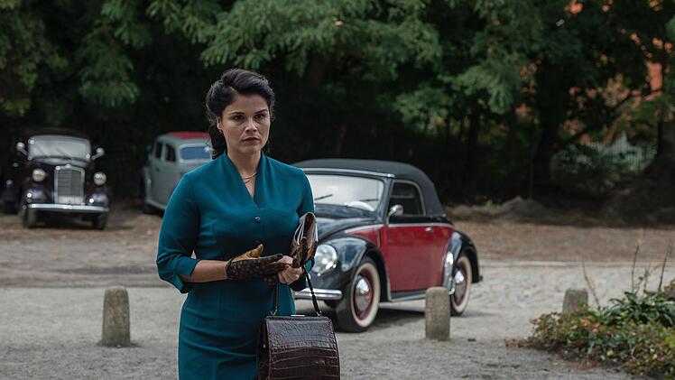 Aenne Burda (Katharina Wackernagel) verzweifelt fast, als ihre Nebenbuhlerin sich als Mode-Verlegerin entpuppt.