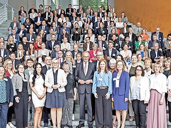 Vertreterinnen und Vertreter der 25 ausgew&auml;hlten sozialen Initiativen bei der Startsocial-Preisverleihung 2026 im Bundeskanzleramt. Schirmherr Bundeskanzler Friedrich Merz gratulierte den ausgezeichneten Initiativen zu ihrem gesellschaftlichen Eng...