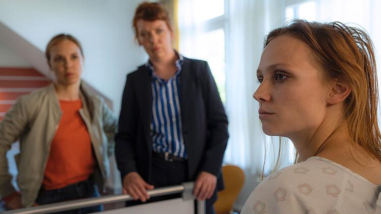 Mascha (Meira Durand, rechts) &ouml;ffnet sich den Kommissarinnen Katrin K&ouml;nig (Anneke Kim Sarnau, links) und Melly B&ouml;we (Lina Beckmann).