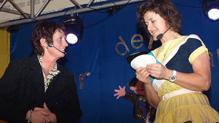 Tratschweiber Renate Brand und Helga Göbel