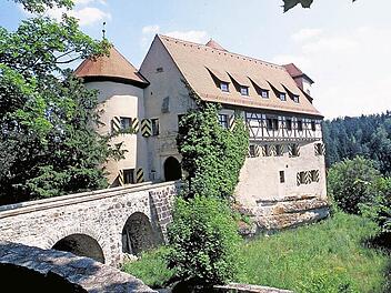Burg Rabenstein im Ailsbachtal liegt an der Wanderroute, deren Etappen auch für Tagesgäste interessant sind. Foto: Archiv
