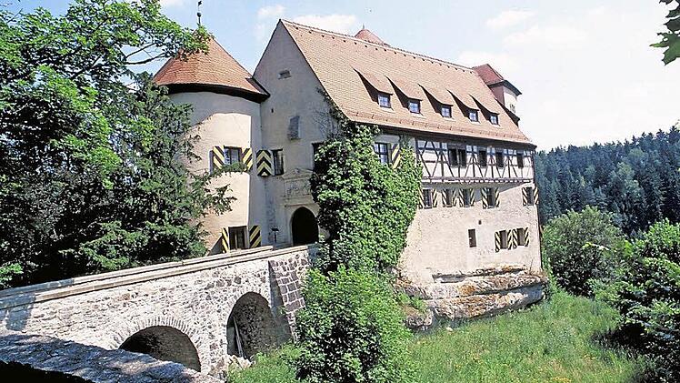 Burg Rabenstein im Ailsbachtal liegt an der Wanderroute, deren Etappen auch für Tagesgäste interessant sind. Foto: Archiv