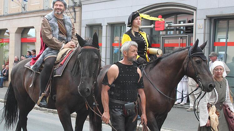 Mittelalterlich ging es am gesamten Wochenende im Staffelsteiner Stadtkern zu. Hier führt Alexander Krappmann die Pferde des Grafen von Giech (Oliver Hofmann) und seiner Begleiterin zum Marktspiel.  Foto: Markus Häggberg