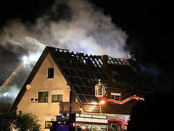 Blitzeinschlag zerstoert Wohnhaus in Gernach