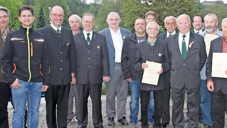 Diese Schützen wurden für langjährige Mitgliedschaft geehrt. Fotos: Veronika Schadeck