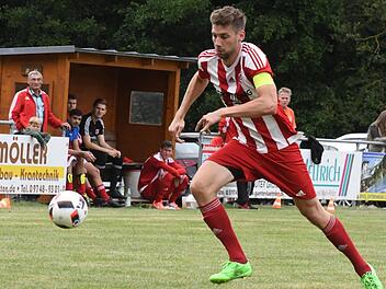 Stürmer Johannes Feser und seine Fuchsstadter Teamkollegen empfangen am Samstag die DJK Schwebenried/Schwemmelsbach.  Der FC hat in der  Landesliga Nordwest fast doppelt so viele Tore wie die DJK erzielt, aber auch doppelt so viele gefangen.Hopf