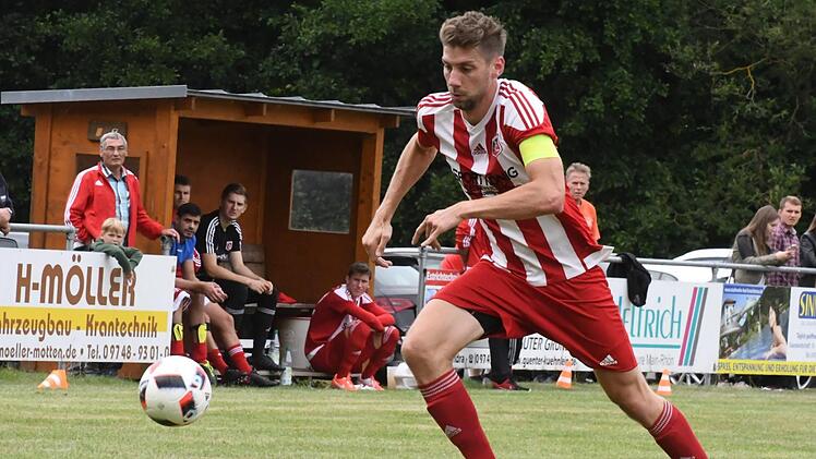 Stürmer Johannes Feser und seine Fuchsstadter Teamkollegen empfangen am Samstag die DJK Schwebenried/Schwemmelsbach.  Der FC hat in der  Landesliga Nordwest fast doppelt so viele Tore wie die DJK erzielt, aber auch doppelt so viele gefangen.Hopf