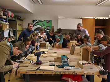 Die Schüler der Klasse  5a am Schönborn-Gymnasium basteln Vogelkästen. Mit dabei: Christoph Hein (hinten links), Joachim Schwigon (hinten, rechts) und Tanja Sobisch (2. von rechts.). Thomas Malz