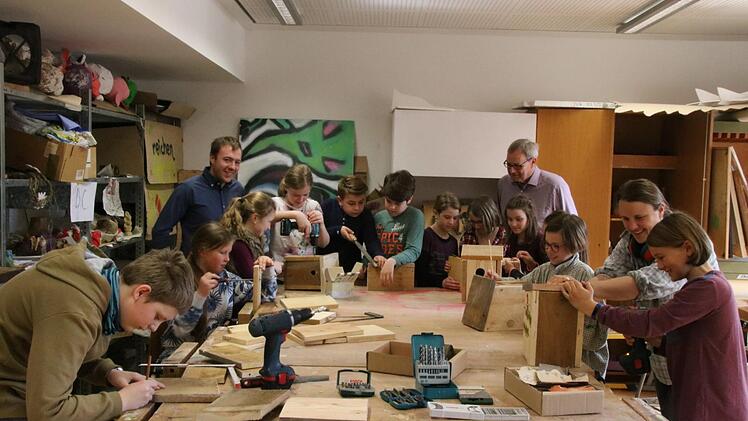 Die Schüler der Klasse  5a am Schönborn-Gymnasium basteln Vogelkästen. Mit dabei: Christoph Hein (hinten links), Joachim Schwigon (hinten, rechts) und Tanja Sobisch (2. von rechts.). Thomas Malz