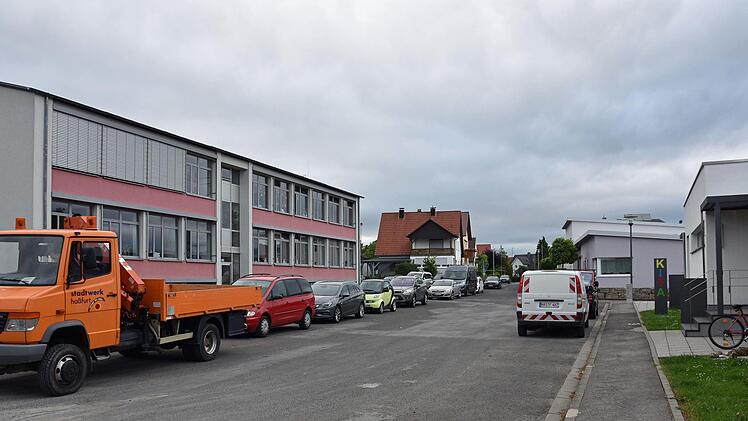 Die Alice-von-Swaine-Straße in Obertheres bleibt nach den neuesten Plänen in beide Richtungen befahrbar und erhält auch an der nördlichen Seite (links) einen Gehsteig. Die Fahrbahnbreite wird allerdings im Bereich der Kindertagesstätte auf vier Meter begrenzt.