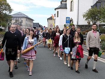 In starker Besetzung waren die "Kerwamaala und Kerwabuum" bei der Parade und auf dem Rückweg zum Lindenplatz vertreten. Foto: Michael Wunder
