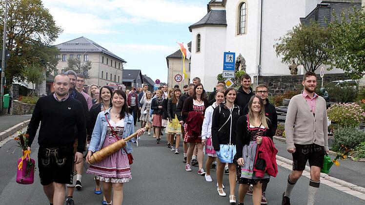 In starker Besetzung waren die "Kerwamaala und Kerwabuum" bei der Parade und auf dem Rückweg zum Lindenplatz vertreten. Foto: Michael Wunder