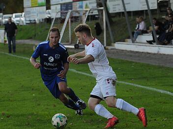 Lorenz Endres (links, DJK-SV Eichenhausen/Saal) und  Pascal Sch&ouml;fer (TSVgg Hausen) jagen im Spitzenspiel der A-Klasse 2 dem Ball nach. Durch ihre Niederlage gegen den Spitzenreiter entfernen sich die Hausener von selbigem, anstatt aufzuschlie&szlig;en. Foto: ssp