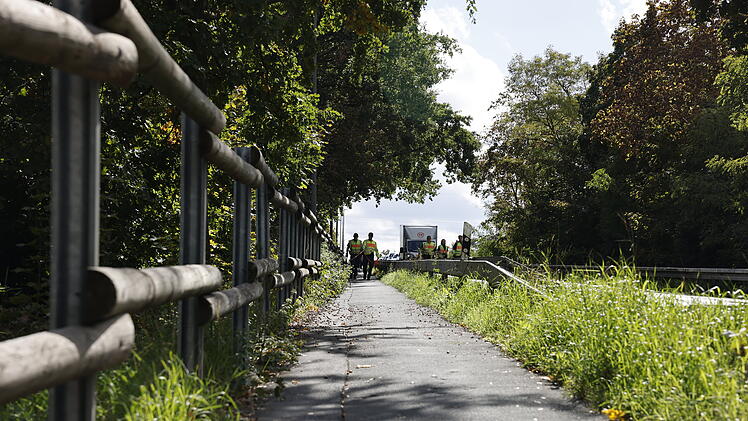 Erlangen: Bewaffneter &Uuml;berfall auf Lottogesch&auml;ft - Polizeihubschrauber und Hundestaffel im Einsatz