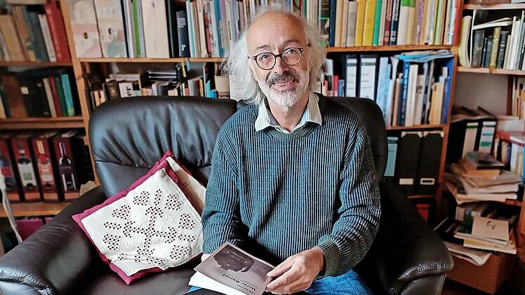 Der Bad Br&uuml;ckenauer Autor Dirk H&ouml;nerlage mit seinem Roman &bdquo;Unter Dampf&ldquo; in der Hand
