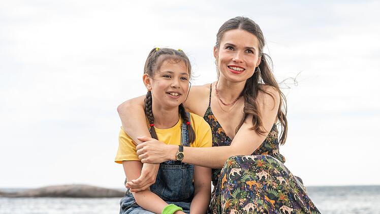 Binta (Nayla Brehmer, links) und Nora (Zoe Moore) bauen schnell eine Beziehung zueinander auf.