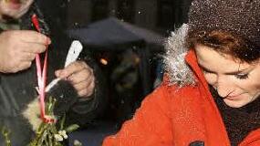 Immer ein beliebtes Mitbringsel vom Markt: die Mistelzweige, die hier Horst Gehring (links) vom Sportanglerverein anbietet.