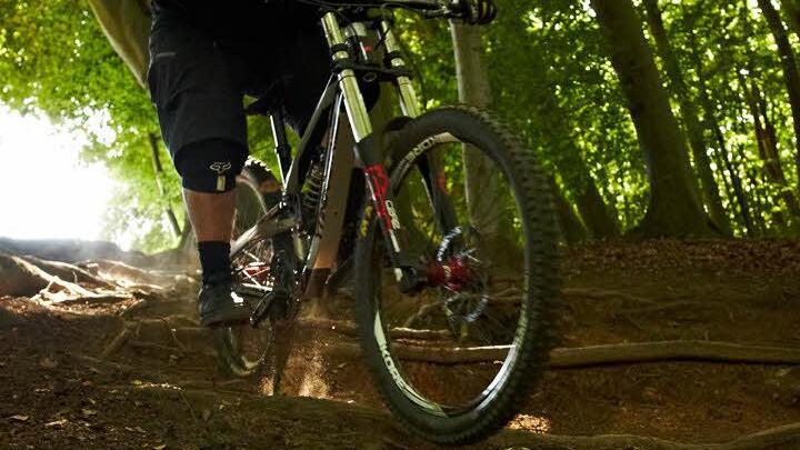 Macht auf dem Downhill-Bike auch eine gute Figur: Stefan Willared von YT.