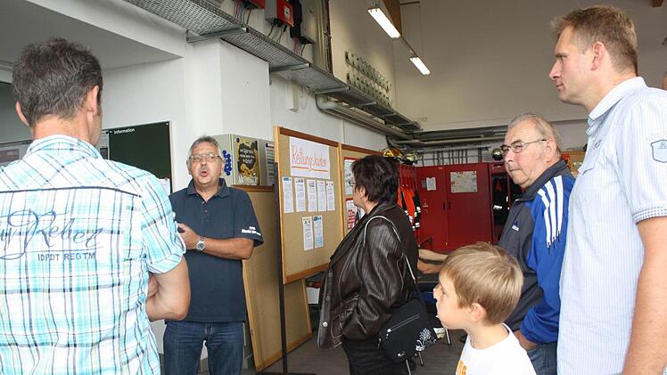 Interessierte Besucher bei den Führungen durchs Gerätehaus