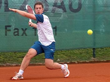 Auf der Jubiläumsfeier wurde natürlich auch Tennis gespielt: Hier der Nürnberger Konstantin Uttinger in Aktion. Foto: Gerd Schaar