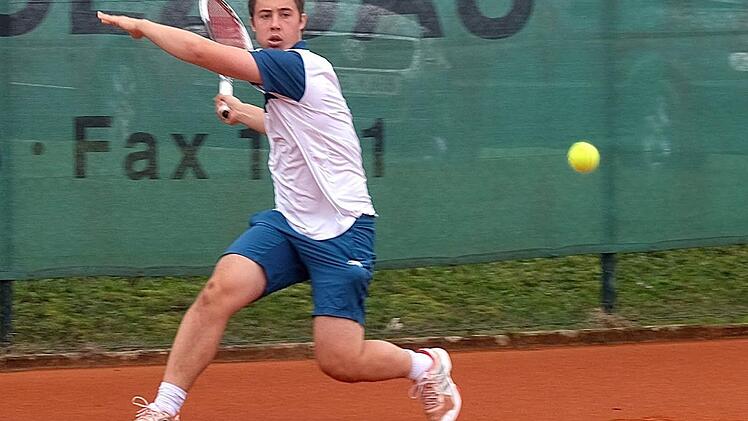 Auf der Jubiläumsfeier wurde natürlich auch Tennis gespielt: Hier der Nürnberger Konstantin Uttinger in Aktion. Foto: Gerd Schaar