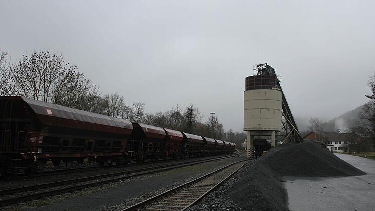 In Stadtsteinach wird der Schotter direkt vom Schottersilo auf die Bahnwaggons verladen, trotzdem geht es nicht ganz ohne große LKWs. Der Grund: Der Schotter muss von den Hartsteinwerken Schicker erst zum Verladeplatz gebracht werden.