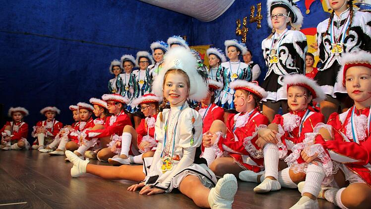 Zum Auftakt präsentierten sich die Seßlacher Garden auf der Bühne. Im Vordergrund: Tanzmariechen Mia Thein.Foto: Bettina Knauth